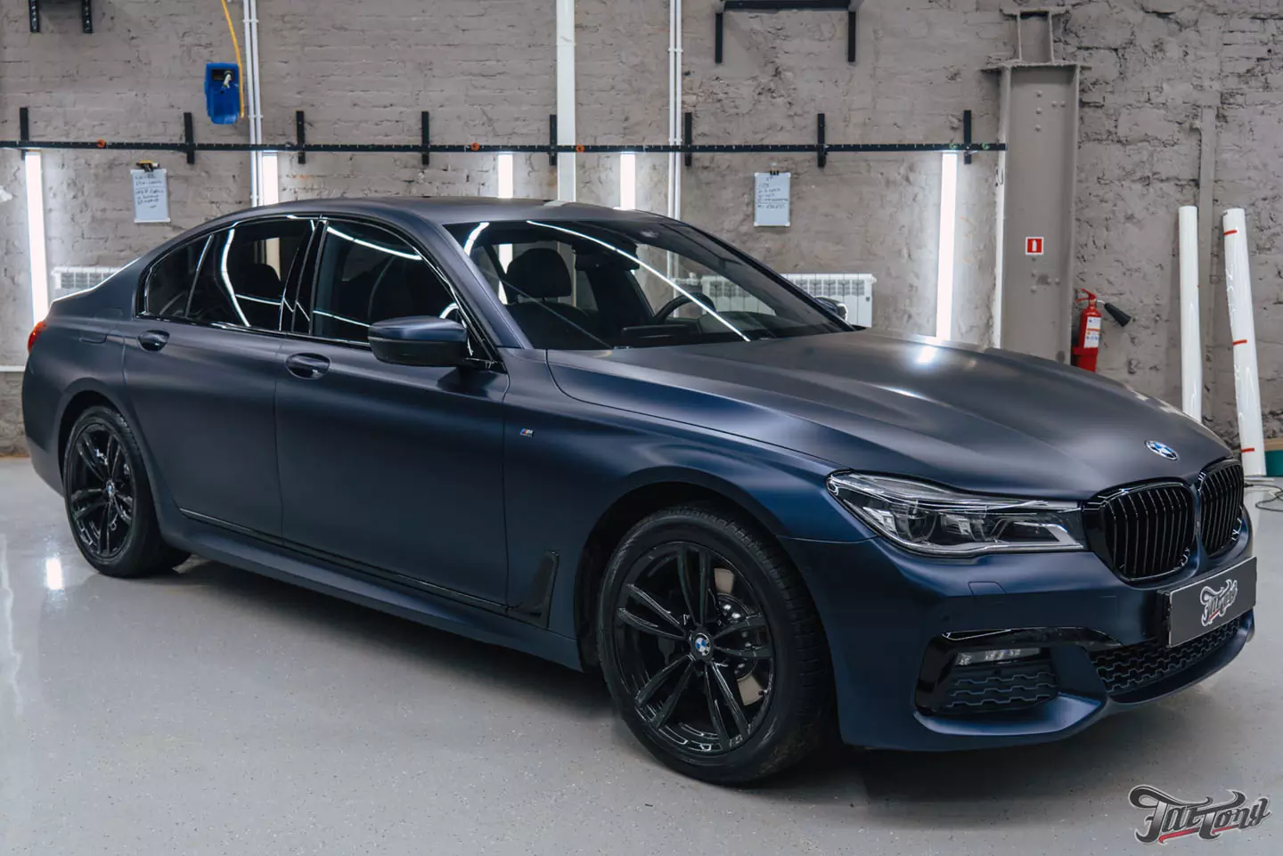 Оклейка BMW 7 в матовый винил и полиуретан. Антихром, окрас дисков и суппортов. Детейлинг